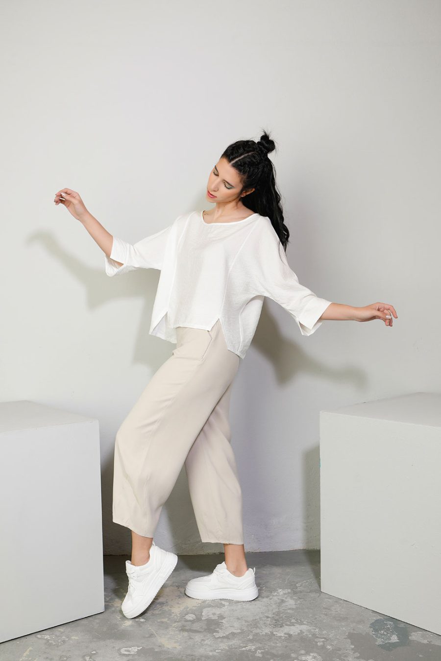 1. Blouse with asymmetries and openings white 124225081