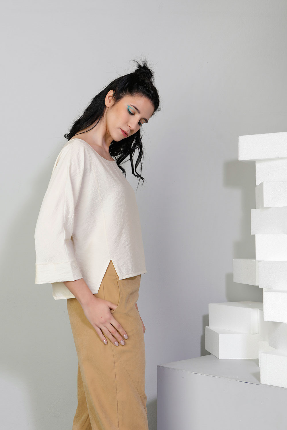 2. Blouse with asymmetries and openings vanilla 124225082